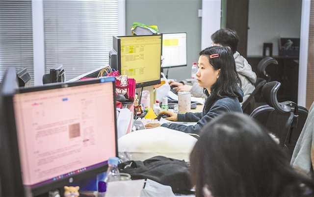 重庆邮电大学，数字经济智能与安全川渝共建重点实验室团队正在工作。