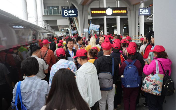 首批银发旅行团在安康西站下车，开启陕南之旅。人民网记者 贾凯璐摄