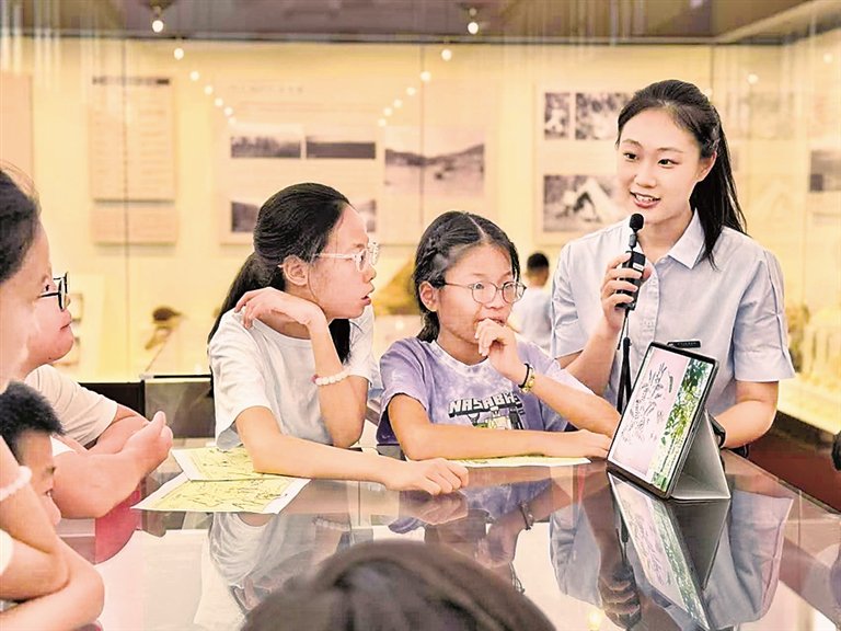 北疆博物院的工作人员在为孩子们讲解如何绘制植物科学画。朗宁摄