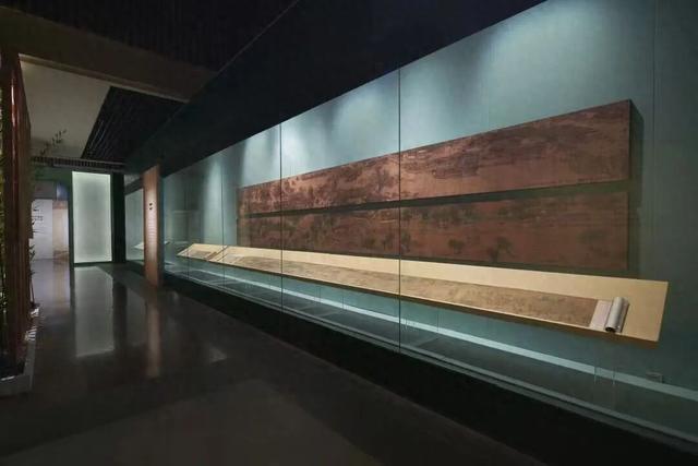 “绘冠南天——粤藏宋元书画特展”展厅中，布展人根据书画文物特点，设计光照方案。图源：广东省博物馆